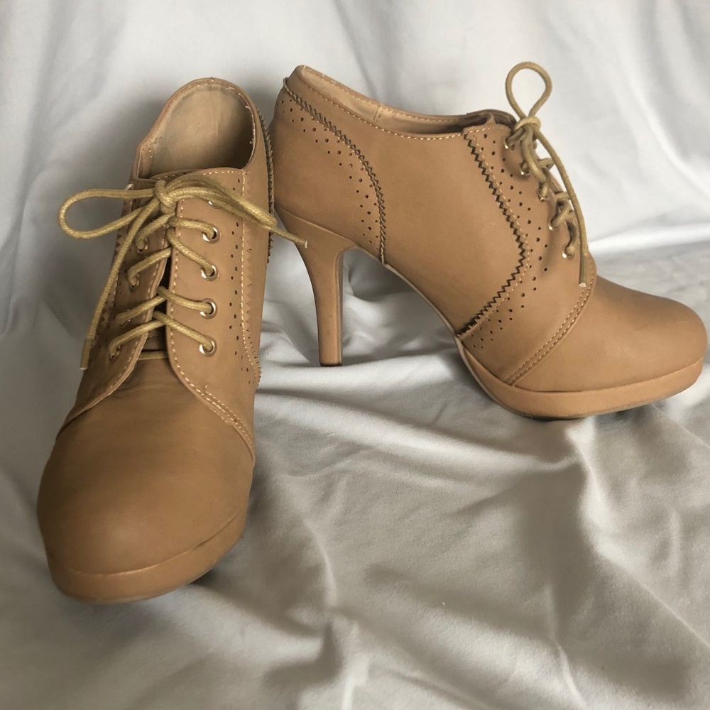 CAMEL BROWN LACE UP BOOTIES